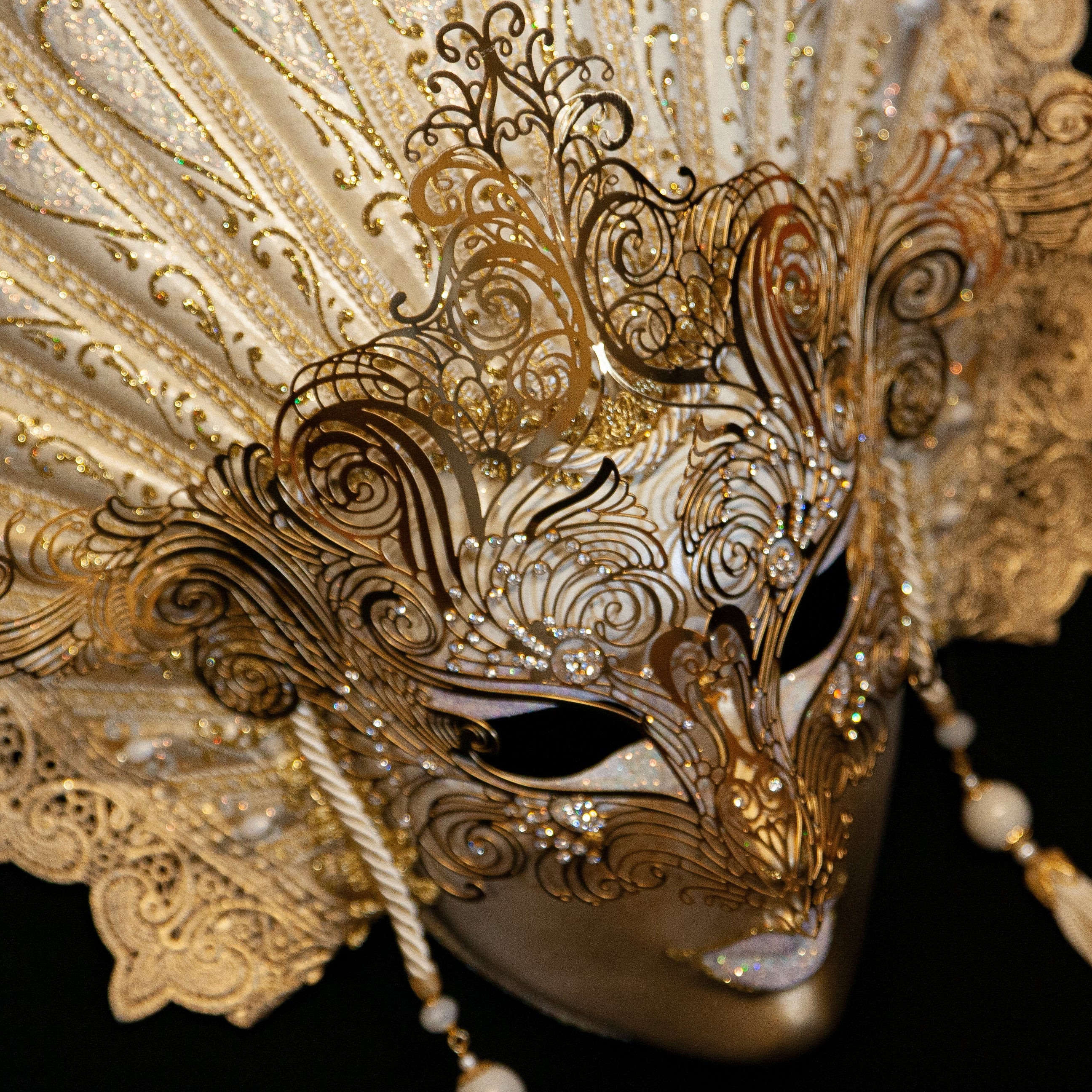 Maschera veneziana con svarosky
